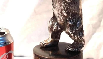 Oso de metal en base de madera publicidad de Berndorf 27 cm altura