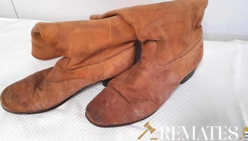 par de botas de cuero