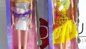 par de muñecas amarilla con brillos y otra palteada