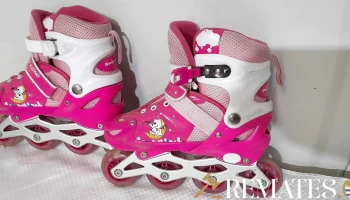 par de patines tipo roller rosados