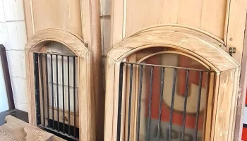 Par de ventanillas de estación ferrocarril