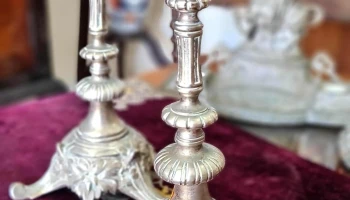 Pareja de candelabros en bronce color plata