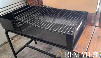 parrillero nuevo con parrilla curva, leñero y estante en madera