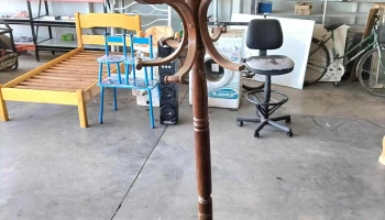perchero de pie con averia en el fuste