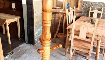 Perchero de pie en pino viejo