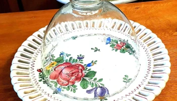 Plato pintado  mano italiano con campana vidrio tortas