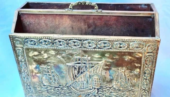 Precioso revistero en madera revestido en bronce con imágenes