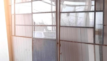 puerta con mampara todo en hierro