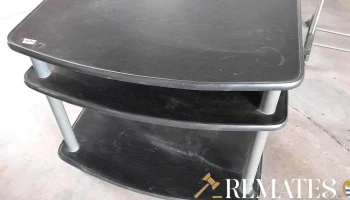 Rack de Tv negro con ruedas y estante