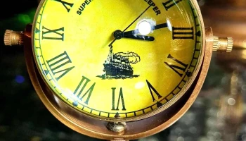 Reloj bola cristal y bronce funciona