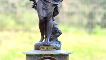 Reloj péndulo, escultura Prisonniere de Ferrand, de onix y con detalles  de oro garments