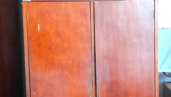 ropero enchapado en madera de 4 puertas 2 cajones