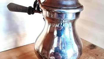 Samovar metal cuerpo periforme,supeficie lisa con asa de madera y calentador