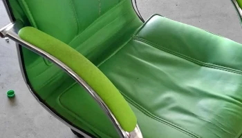 silla de escritorio tapizado color verde con averia base cromada