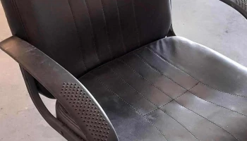 silla de escritorio tapizado en cuerina color  negro