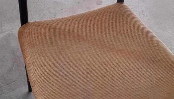 silla moderna base de hierro negro y madera asiento tapizado beige