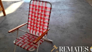 silla repocera de playa roja y blanca
