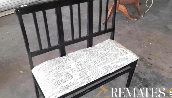 sillon de 2 cuerpos en madera negra y tapizado blanco con letras