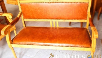 Sillón de tres cuerpos  restaurado y tapizado en cuero inmaculado