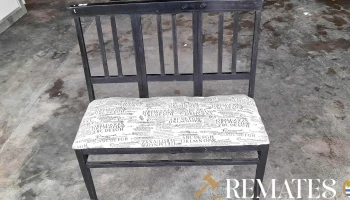 sillon  en madera negra tapizado asiento blanco con letras