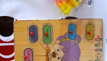 tablero con partes de la cara y 4 unicornio