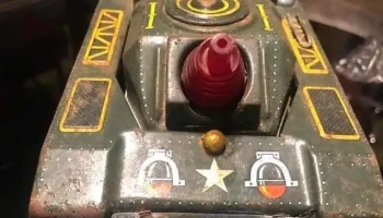 Tanque de guerra antiguo (juguete) a pilas a la vista