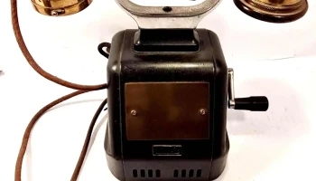Teléfono antiguo de mesa