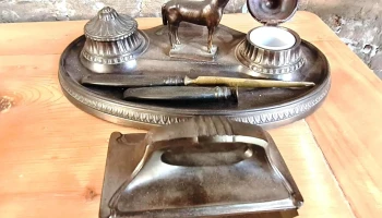 Tintero antiguo con imagen de caballo