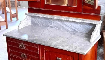 Toilette antiguo en cedro con mármol gris sano