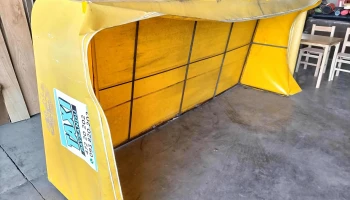 Toldo, armazón en hierro y lona de color amarillo