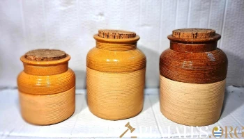 Tres tarros de gres con tapón corcho