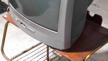 Tv a la vista y mesa de Tv y video de caño