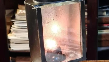 Viejo farol a querosene revelado fotografías