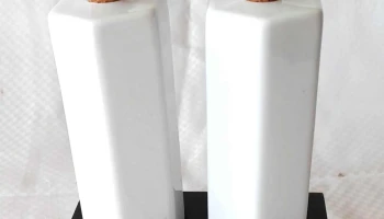 vinagrera de loza blanca con base negra
