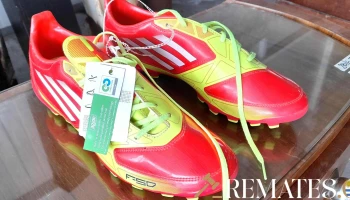 zapatos de futbol rojos