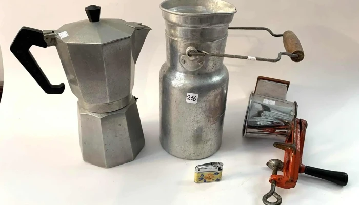 1 Cafetera Italiana ,1 Tarro Lechero Y 1 Ralladora De Queso