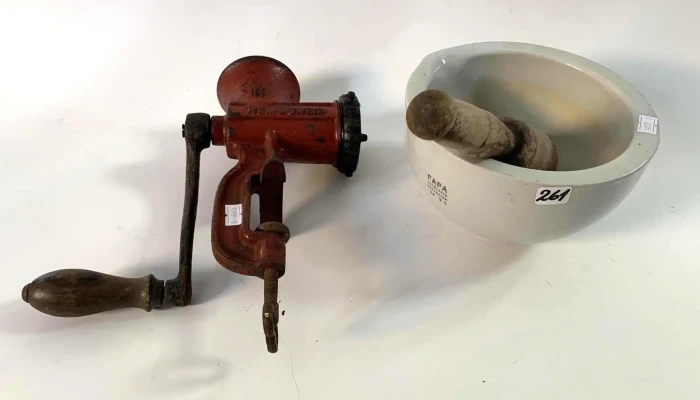 1 Mortero De Porcelana (0,19 Diam.) Con Pilon Y 1 Maquina Picar Carne N5 Esmaltada