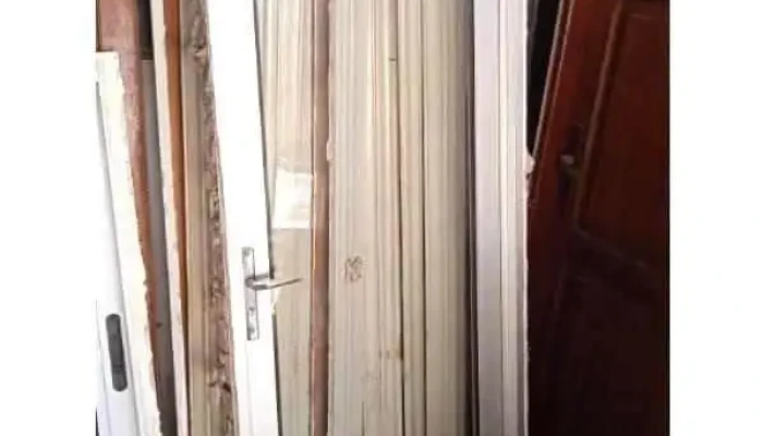 1 puerta de aluminio