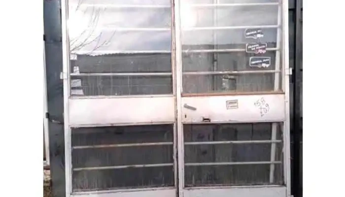 1 puerta de carpintería metálica