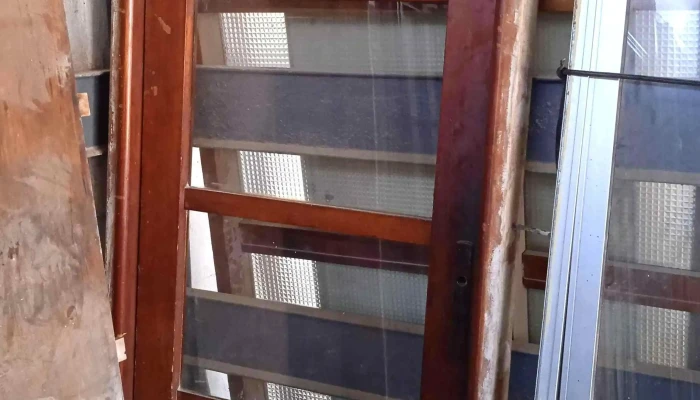 1 puerta de madera vidriada