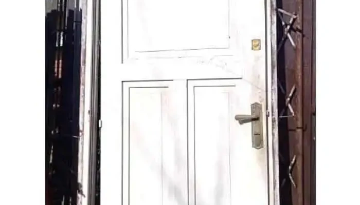 1 puerta exterior