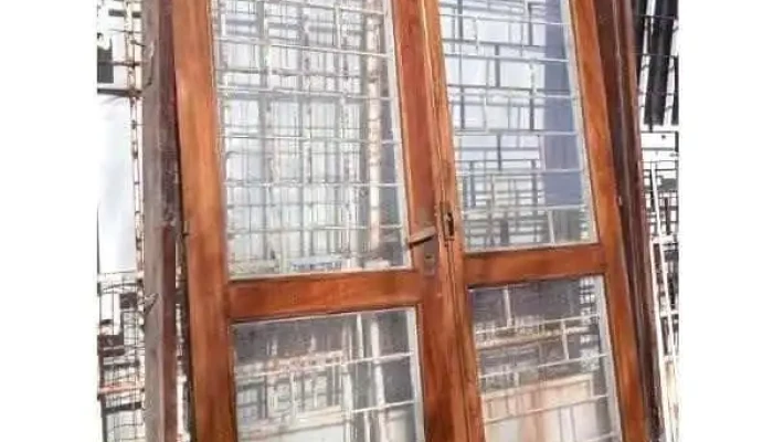 1 Puerta  vidriada. Con detalle