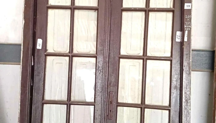 1 puerta vidriada de 2 hojas con postigos