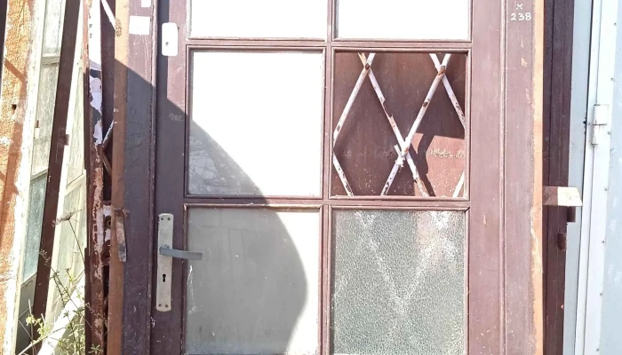 1 puerta vidriada de madera