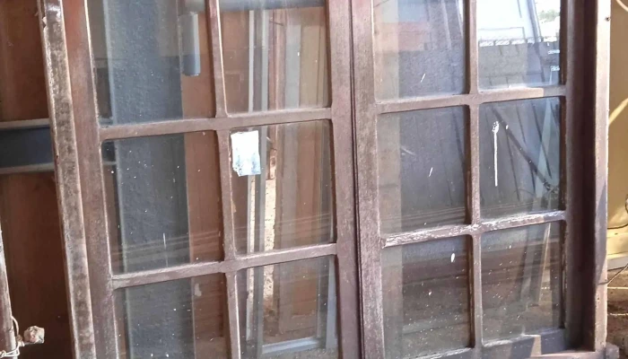 1 ventana de madera de dos hojas