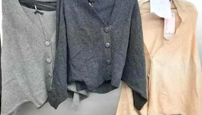 116 abrigos estilo "Murciélago" con capucha en tres colores: 42 beige, 35 grises y 38 pizarra