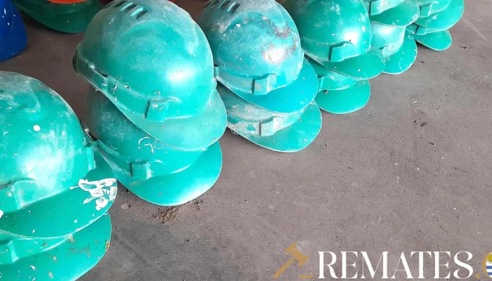 12 cascos de construccion