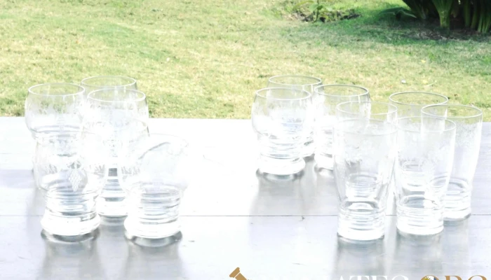 14 Copas y vasos en cristal labrado y 1 Botellon con tapa