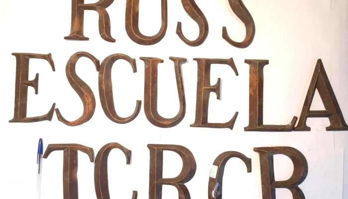 16 letras de bronce 16 cm de altura (alguna con leve deformación)