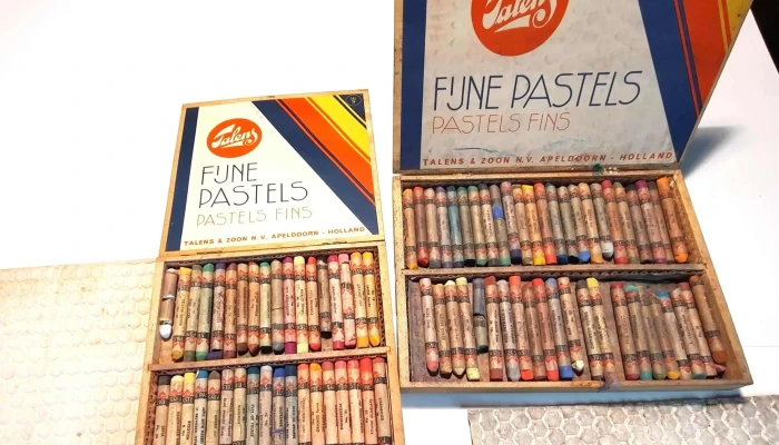 2 Cajas de madera de crayolas Holandesas antiguas